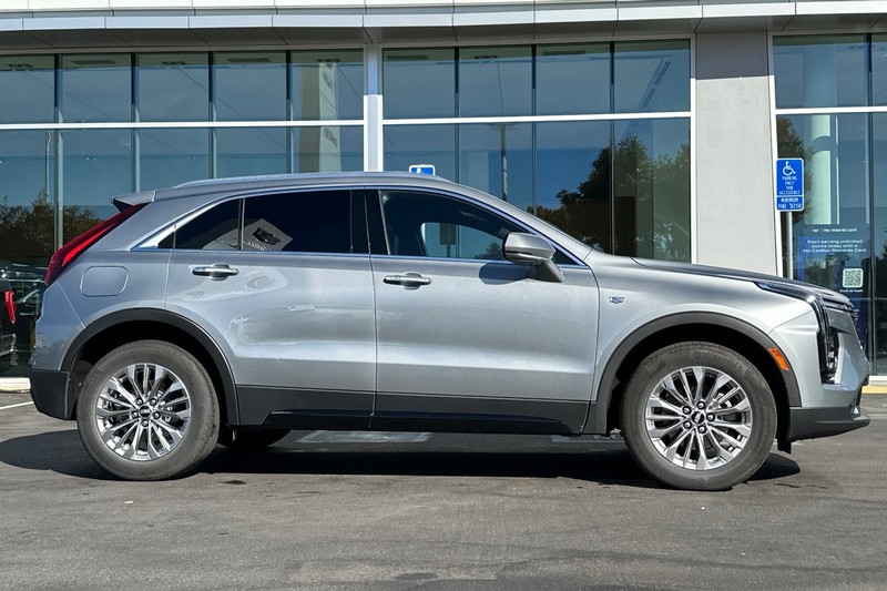 Cadillac XT4 Vehicle Full-screen Gallery Image 03