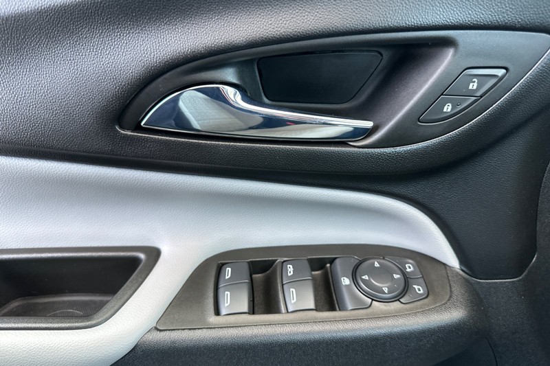 Chevrolet Equinox Vehicle Full-screen Gallery Image 11