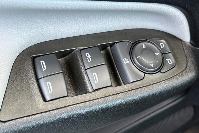 Chevrolet Equinox Vehicle Full-screen Gallery Image 12