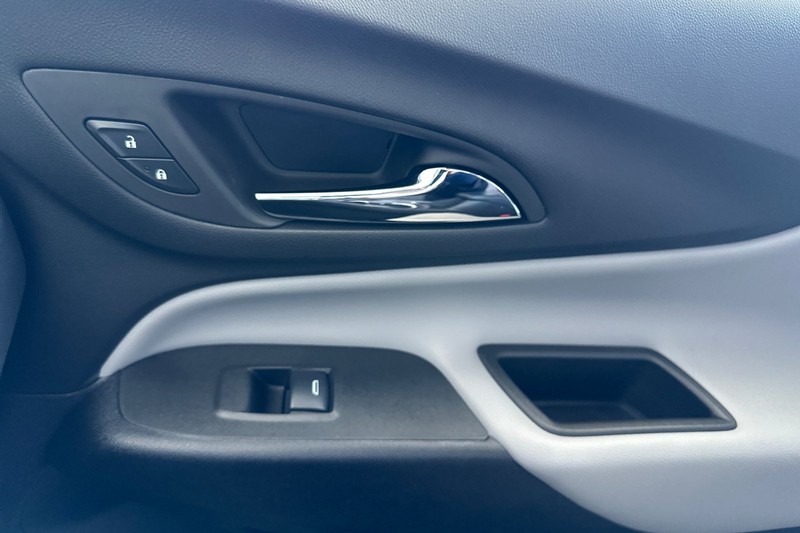 Chevrolet Equinox Vehicle Full-screen Gallery Image 21
