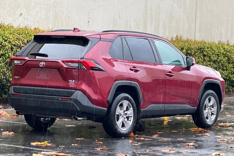 Toyota RAV4 Vehicle Full-screen Gallery Image 04