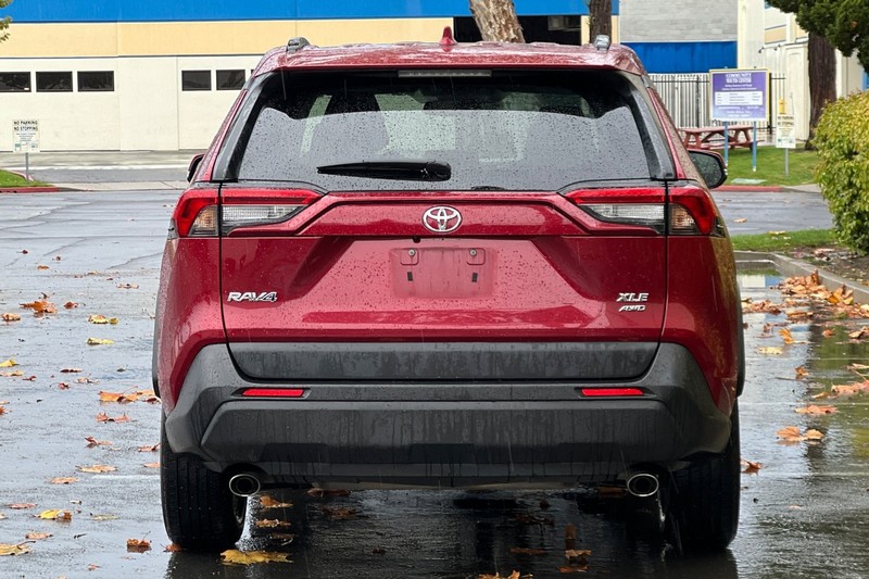 Toyota RAV4 Vehicle Full-screen Gallery Image 05