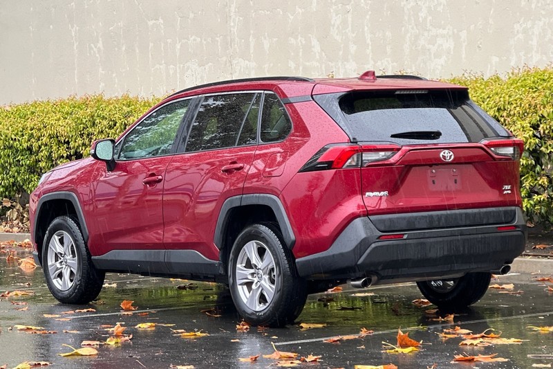 Toyota RAV4 Vehicle Full-screen Gallery Image 06