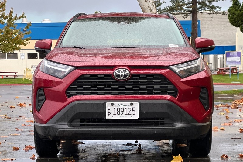 Toyota RAV4 Vehicle Full-screen Gallery Image 09