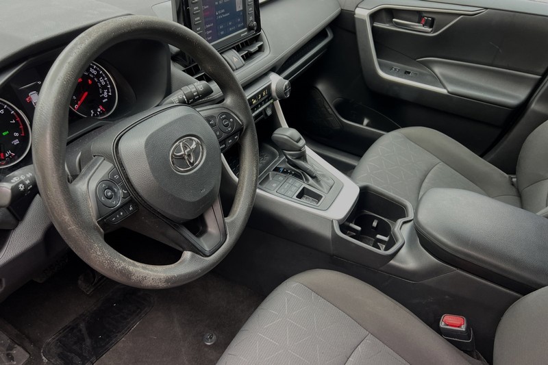 Toyota RAV4 Vehicle Full-screen Gallery Image 10