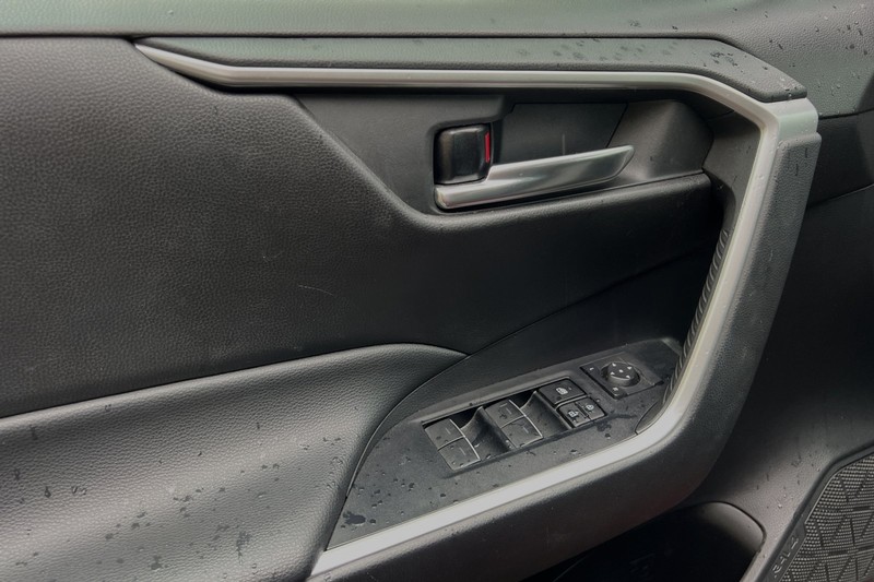 Toyota RAV4 Vehicle Full-screen Gallery Image 11