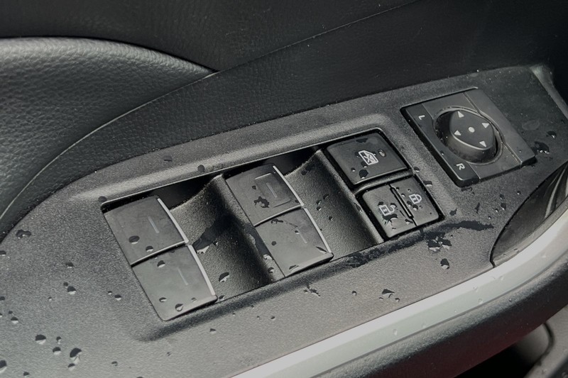 Toyota RAV4 Vehicle Full-screen Gallery Image 12