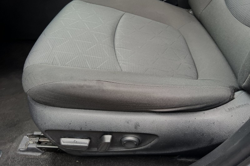 Toyota RAV4 Vehicle Full-screen Gallery Image 13