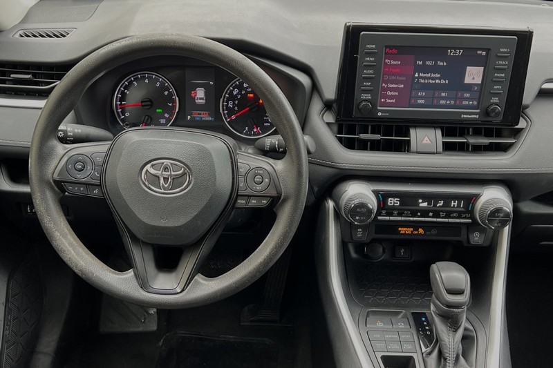 Toyota RAV4 Vehicle Full-screen Gallery Image 16