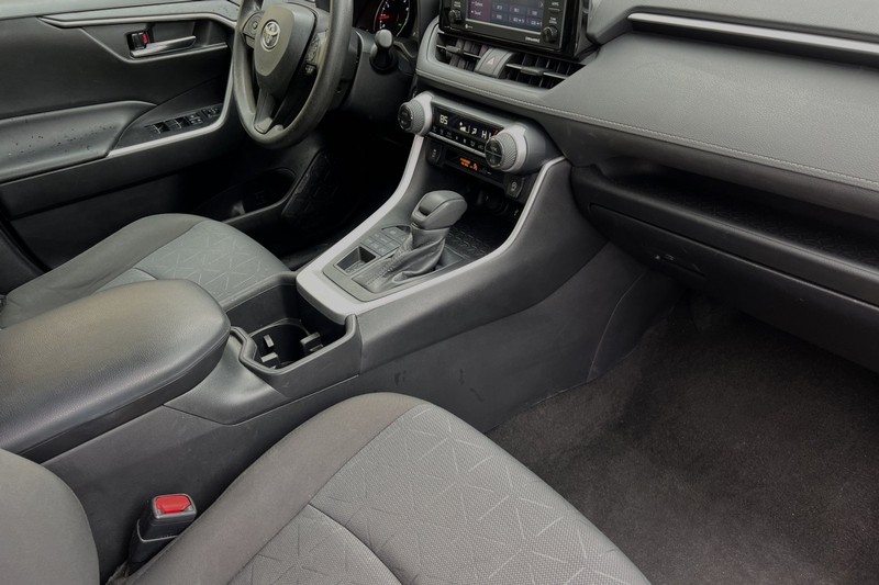 Toyota RAV4 Vehicle Full-screen Gallery Image 19