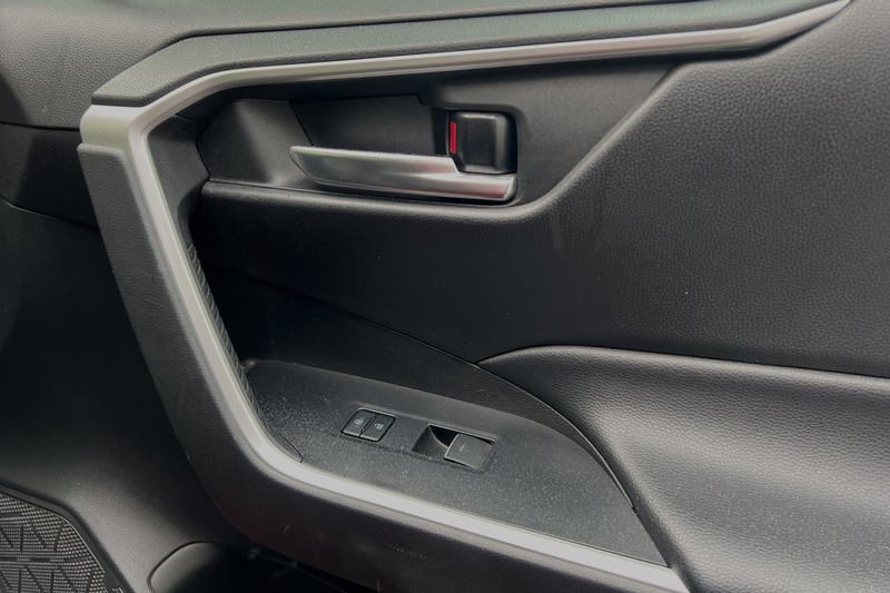 Toyota RAV4 Vehicle Full-screen Gallery Image 21