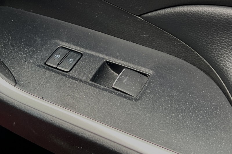 Toyota RAV4 Vehicle Full-screen Gallery Image 22