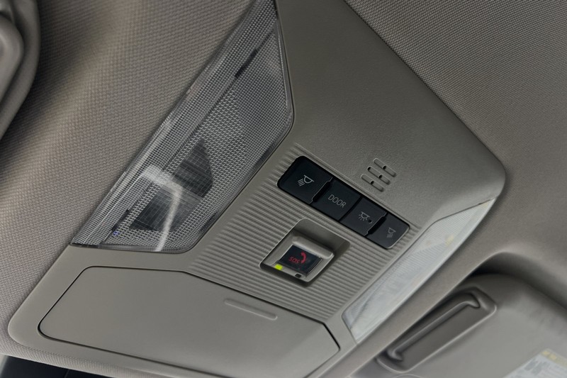 Toyota RAV4 Vehicle Full-screen Gallery Image 24