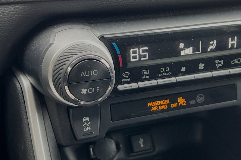 Toyota RAV4 Vehicle Full-screen Gallery Image 29