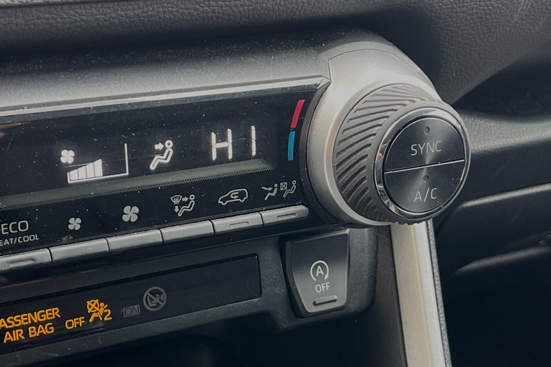 Toyota RAV4 Vehicle Full-screen Gallery Image 30