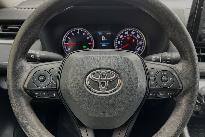Toyota RAV4 Vehicle Full-screen Gallery Image 35