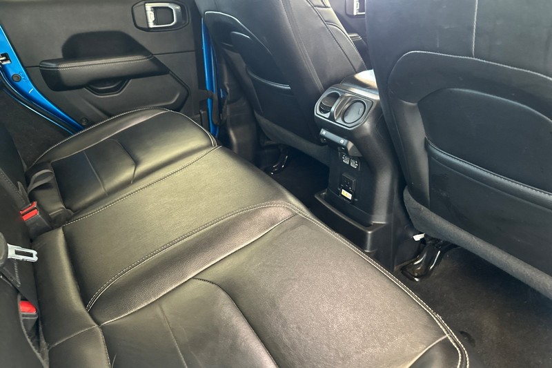 Jeep Wrangler Vehicle Full-screen Gallery Image 17