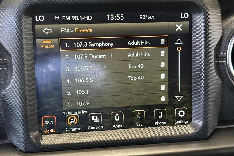 Jeep Wrangler Vehicle Full-screen Gallery Image 25
