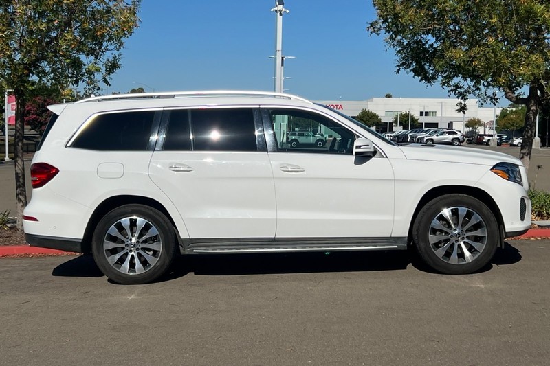 Mercedes-Benz GLS Vehicle Full-screen Gallery Image 03