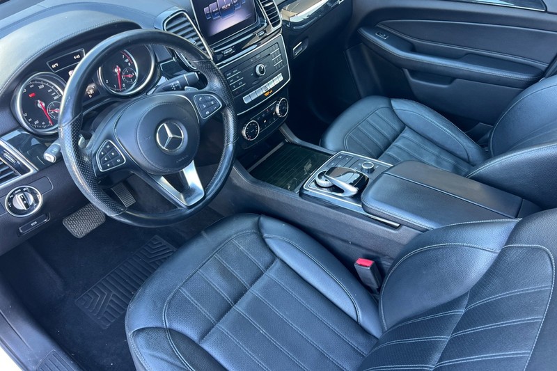 Mercedes-Benz GLS Vehicle Full-screen Gallery Image 10
