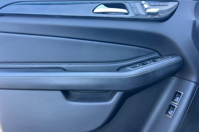 Mercedes-Benz GLS Vehicle Full-screen Gallery Image 11