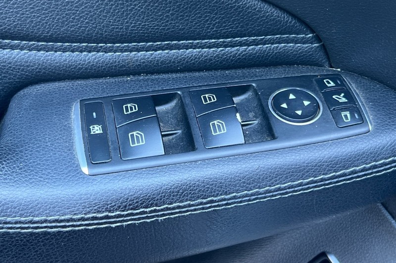 Mercedes-Benz GLS Vehicle Full-screen Gallery Image 12