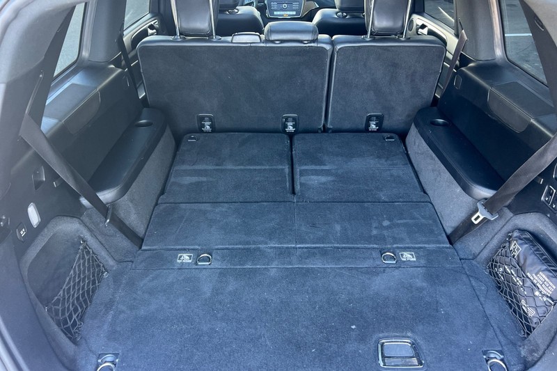 Mercedes-Benz GLS Vehicle Full-screen Gallery Image 17