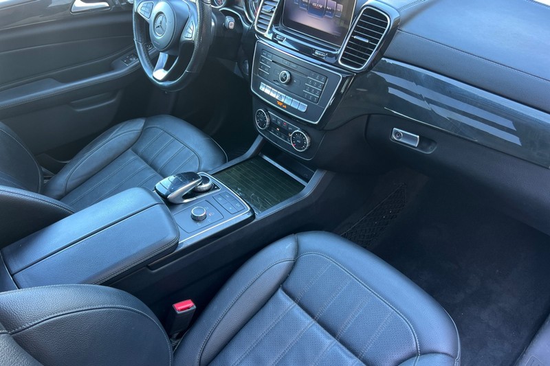 Mercedes-Benz GLS Vehicle Full-screen Gallery Image 20
