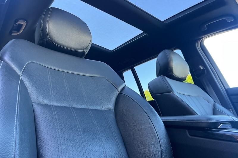Mercedes-Benz GLS Vehicle Full-screen Gallery Image 21