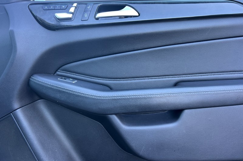 Mercedes-Benz GLS Vehicle Full-screen Gallery Image 22