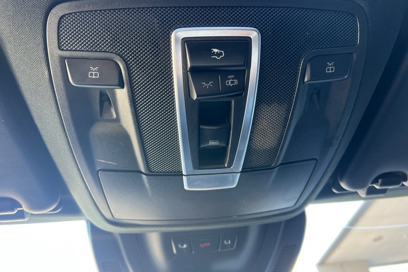 Mercedes-Benz GLS Vehicle Full-screen Gallery Image 25