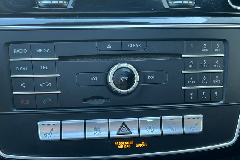 Mercedes-Benz GLS Vehicle Full-screen Gallery Image 32