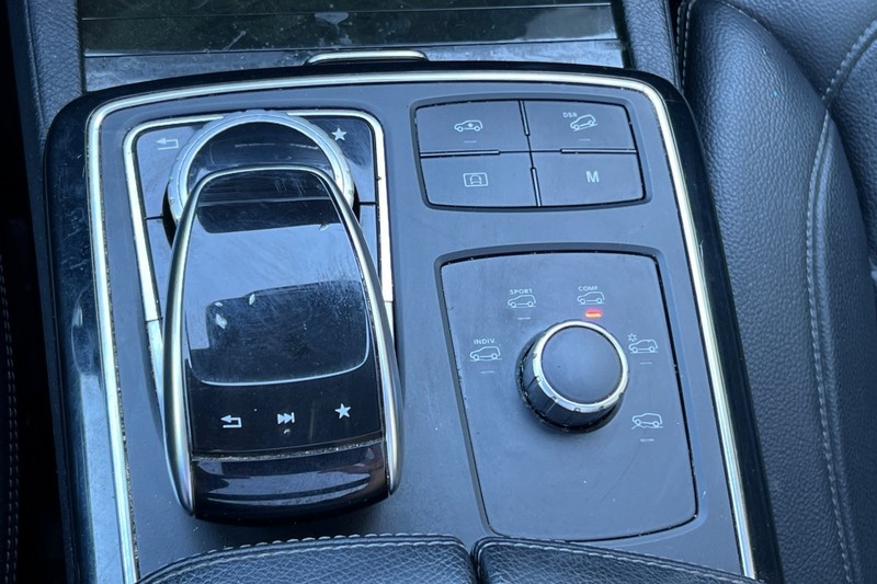 Mercedes-Benz GLS Vehicle Full-screen Gallery Image 33