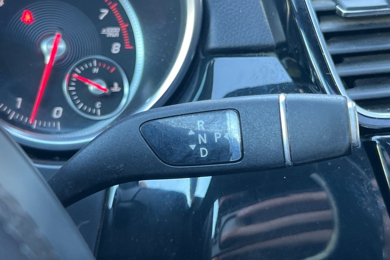 Mercedes-Benz GLS Vehicle Full-screen Gallery Image 35
