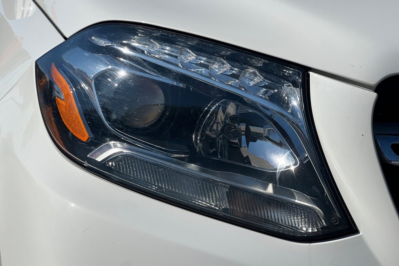 Mercedes-Benz GLS Vehicle Full-screen Gallery Image 50