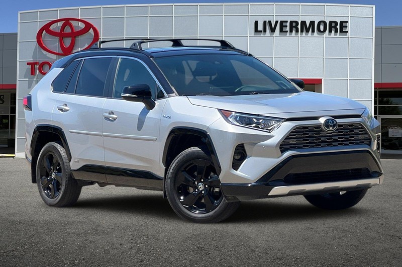 Toyota RAV4 Hybrid Vehicle Full-screen Gallery Image 02