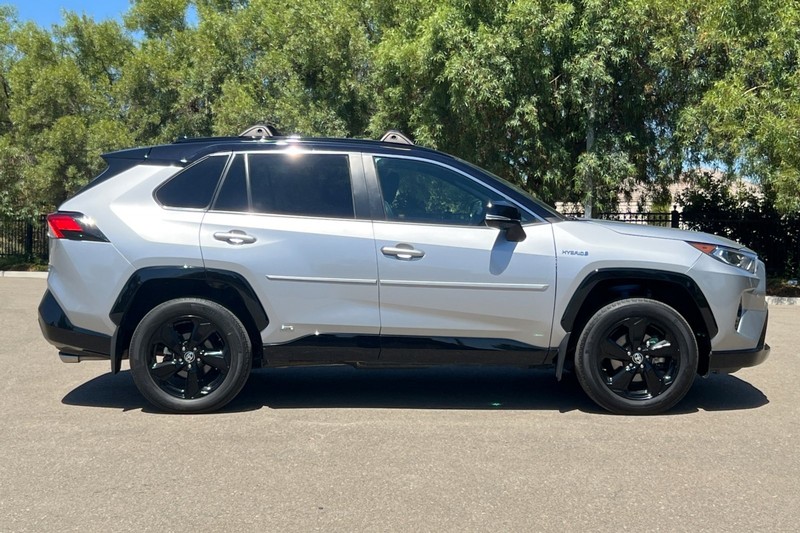 Toyota RAV4 Hybrid Vehicle Full-screen Gallery Image 03