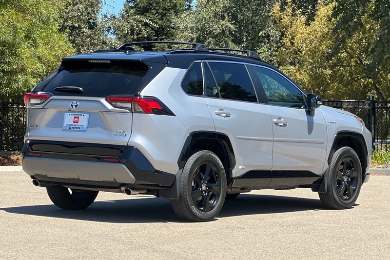 Toyota RAV4 Hybrid Vehicle Full-screen Gallery Image 04