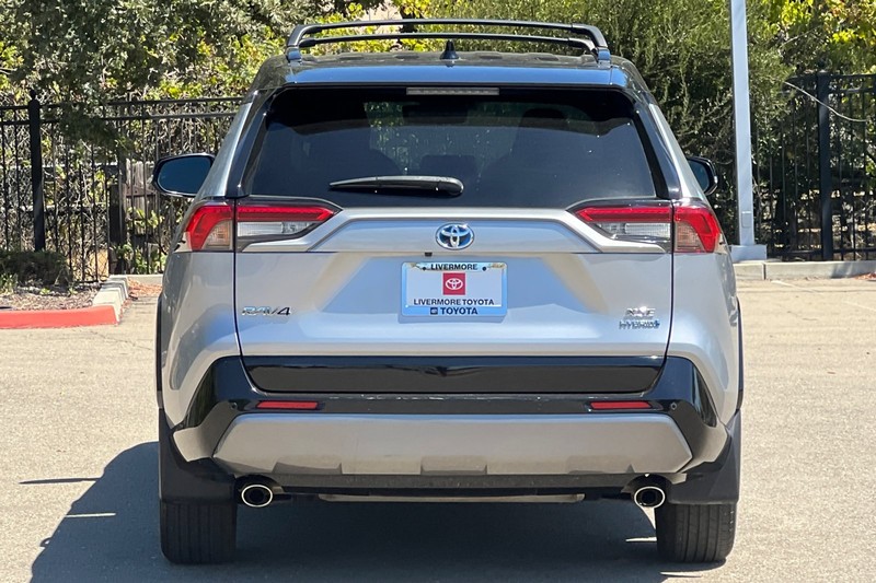 Toyota RAV4 Hybrid Vehicle Full-screen Gallery Image 05