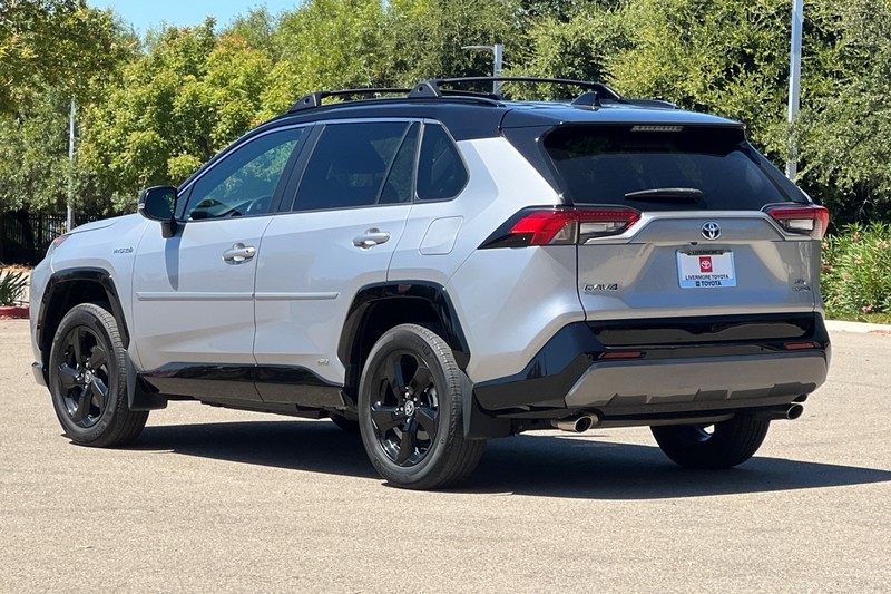 Toyota RAV4 Hybrid Vehicle Full-screen Gallery Image 06