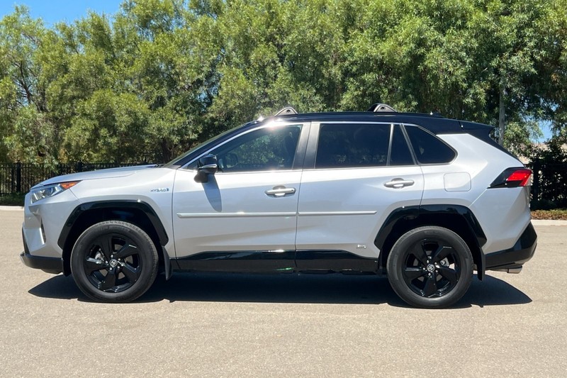 Toyota RAV4 Hybrid Vehicle Full-screen Gallery Image 07