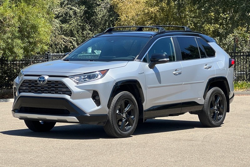 Toyota RAV4 Hybrid Vehicle Full-screen Gallery Image 08