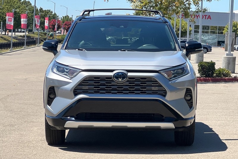 Toyota RAV4 Hybrid Vehicle Full-screen Gallery Image 09