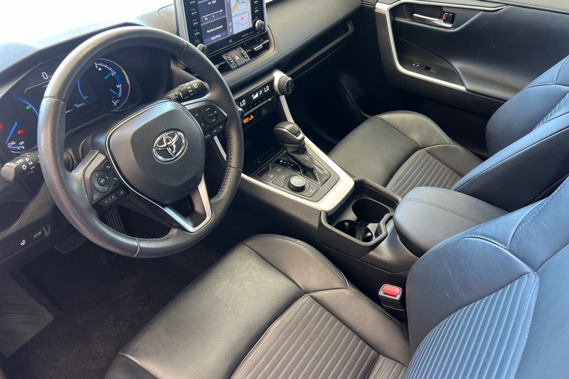 Toyota RAV4 Hybrid Vehicle Full-screen Gallery Image 10