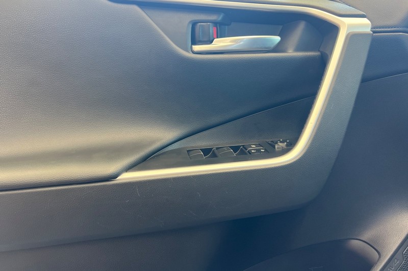 Toyota RAV4 Hybrid Vehicle Full-screen Gallery Image 11