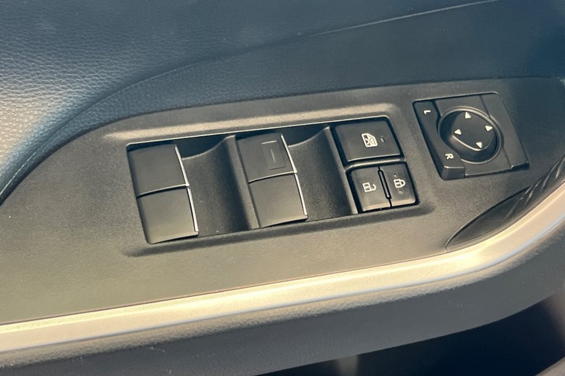 Toyota RAV4 Hybrid Vehicle Full-screen Gallery Image 12