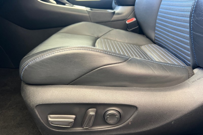 Toyota RAV4 Hybrid Vehicle Full-screen Gallery Image 13