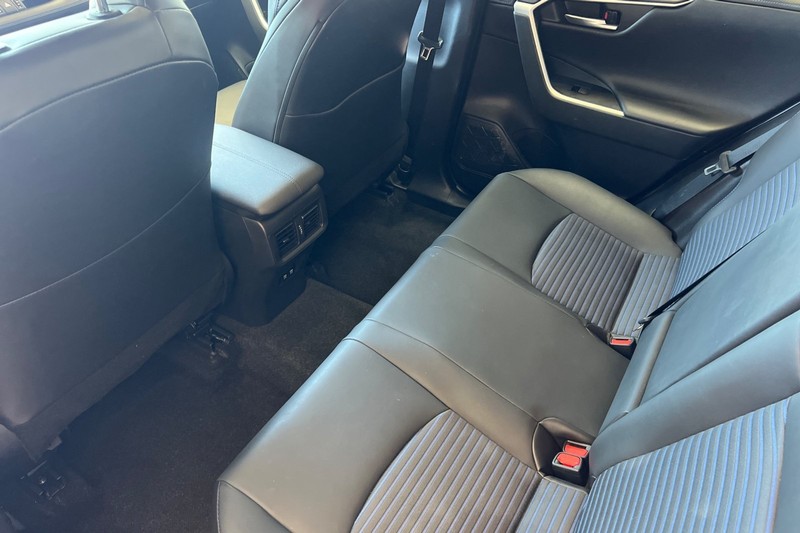 Toyota RAV4 Hybrid Vehicle Full-screen Gallery Image 14