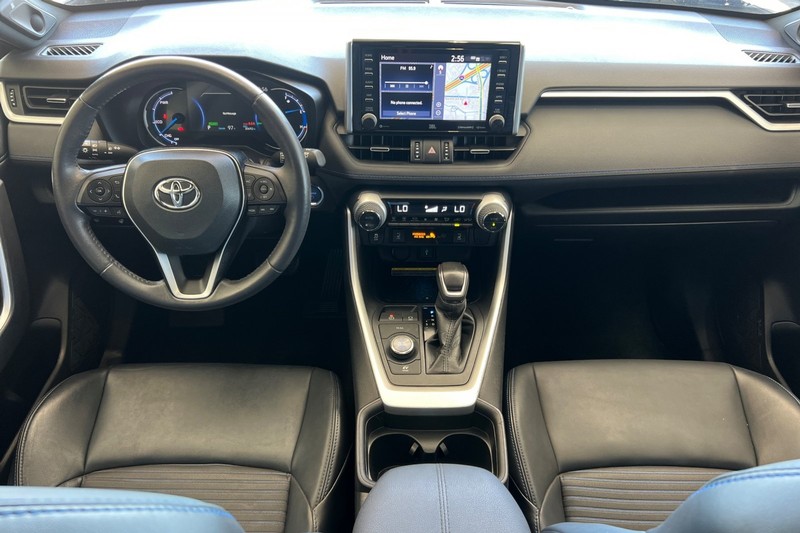 Toyota RAV4 Hybrid Vehicle Full-screen Gallery Image 15