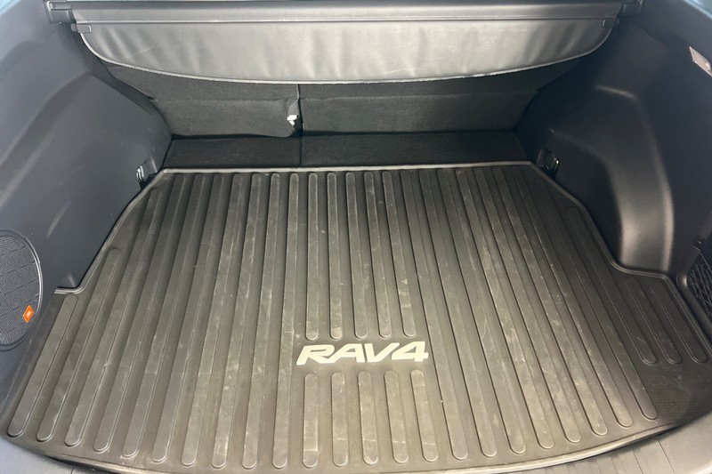 Toyota RAV4 Hybrid Vehicle Full-screen Gallery Image 17